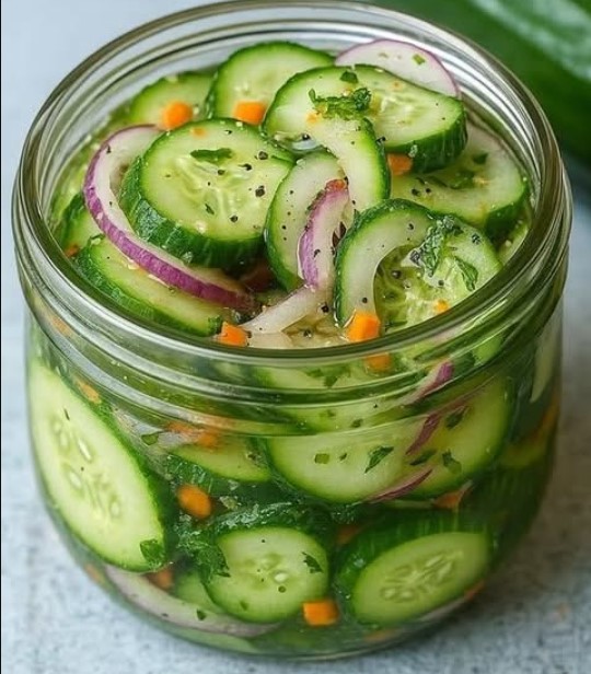 Салат из маринованных огурцов