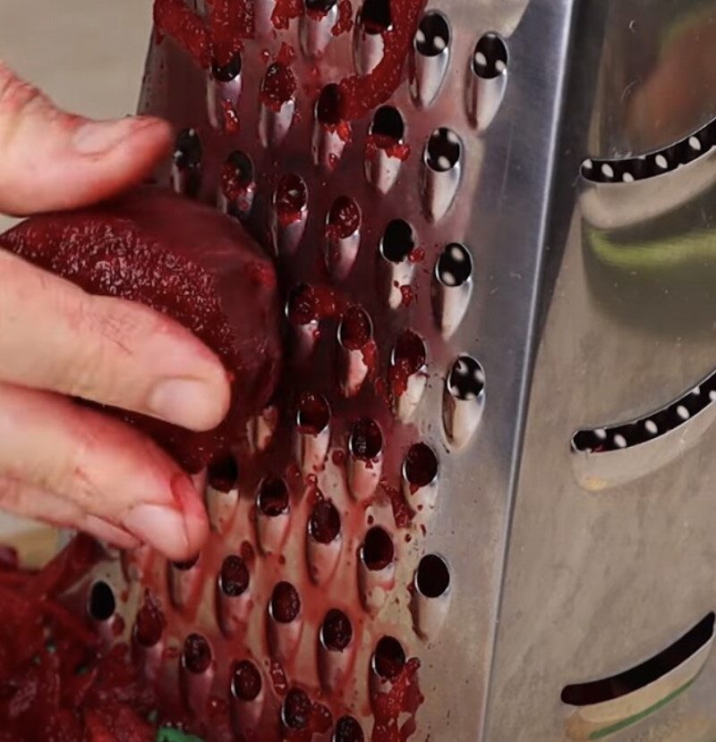 Сочный витаминный салат из сырого буряка