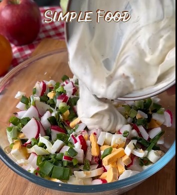 Весенний салат из зелёного лука и редиса